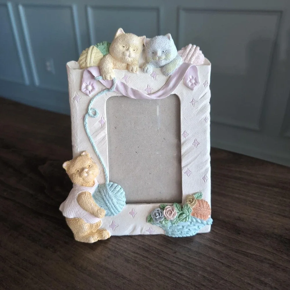 Kitten Yarn Picture Frame Cream 3D Sculpted Resin Pastel Kitty Crochet Knit Cat